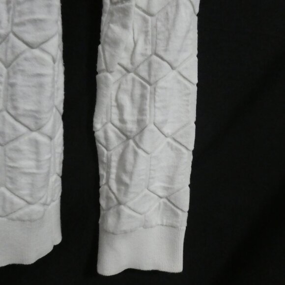 H&M | small | White Geometric Pattern Crew Neck Sweater - Picture 14 of 14